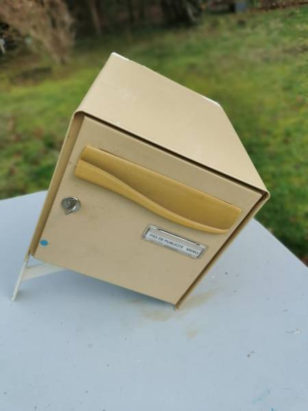 Boite aux lettres – Chez bibi · Lugos
