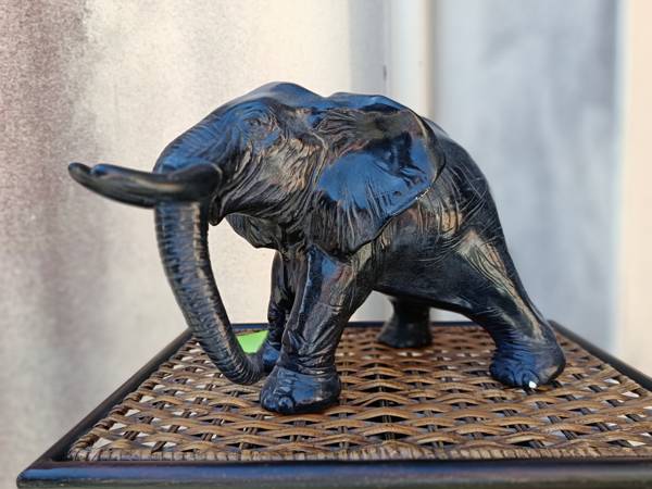 Éléphant en plâtre peint. 15x30 cm