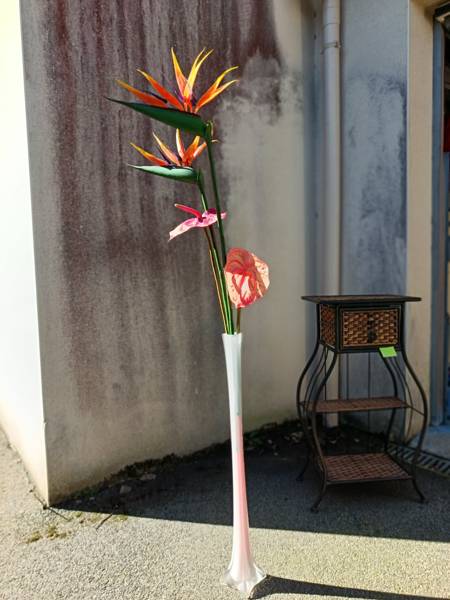 Soliflore avec oiseaux du paradis et anthurium artificiel.1m de haut environ 