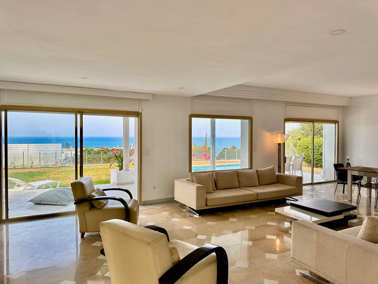 Villa Azure — Luxury Sea View Villa Private Pool - Image du salon 1 (photo 1)