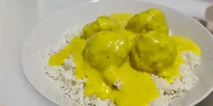 Meatballs in curry: Traditional Danish classic recipe