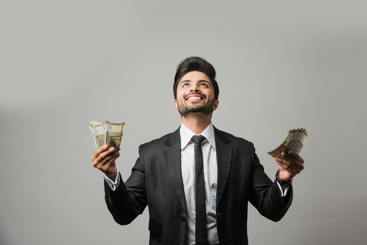 Pune & Dubai Real Estate: Pre-Launch vs. Ready-to-Move (2025)