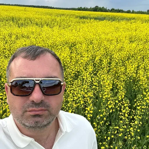 User Артем  avatar