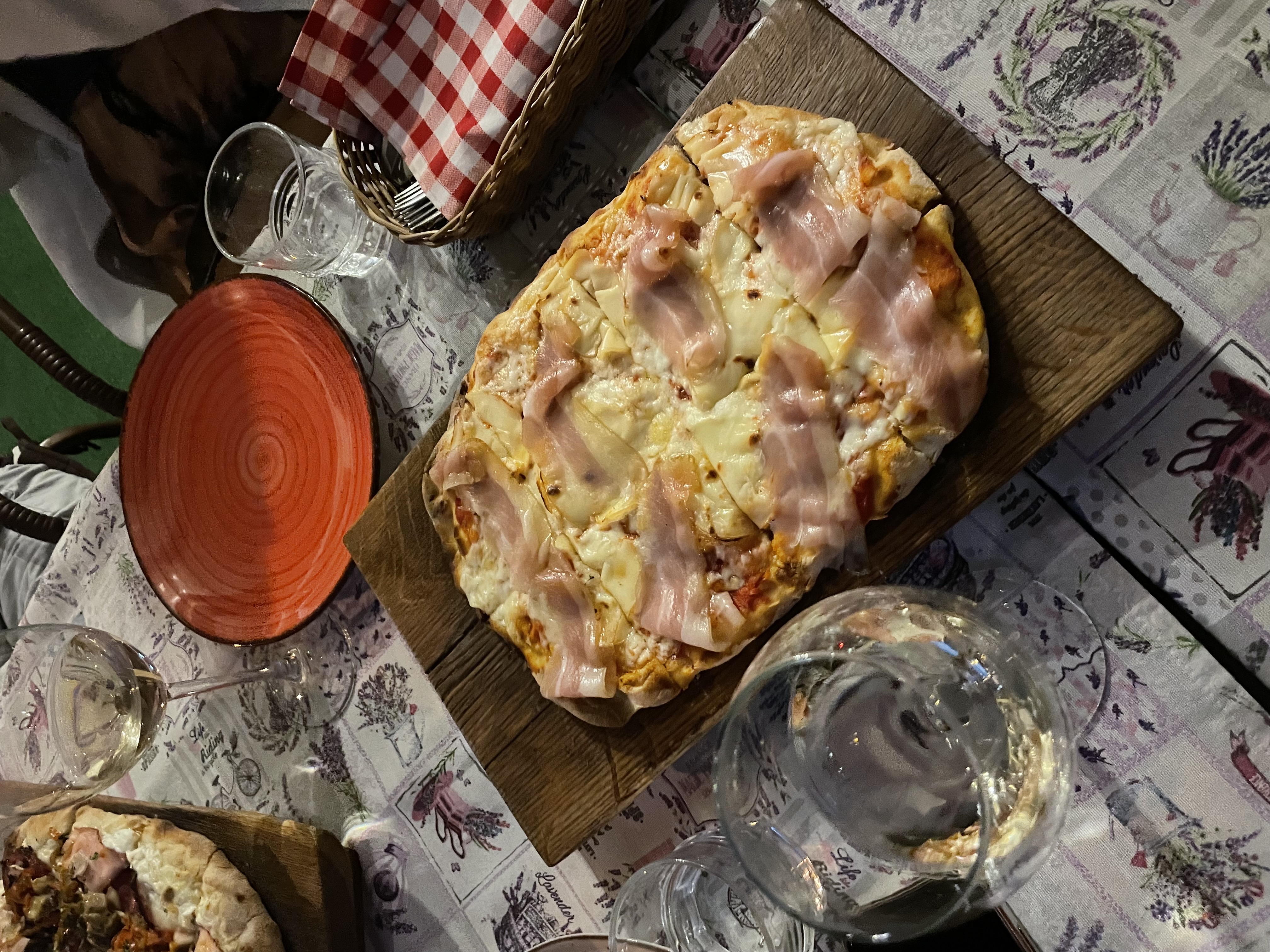 Общение, истории, улыбки meeting main image