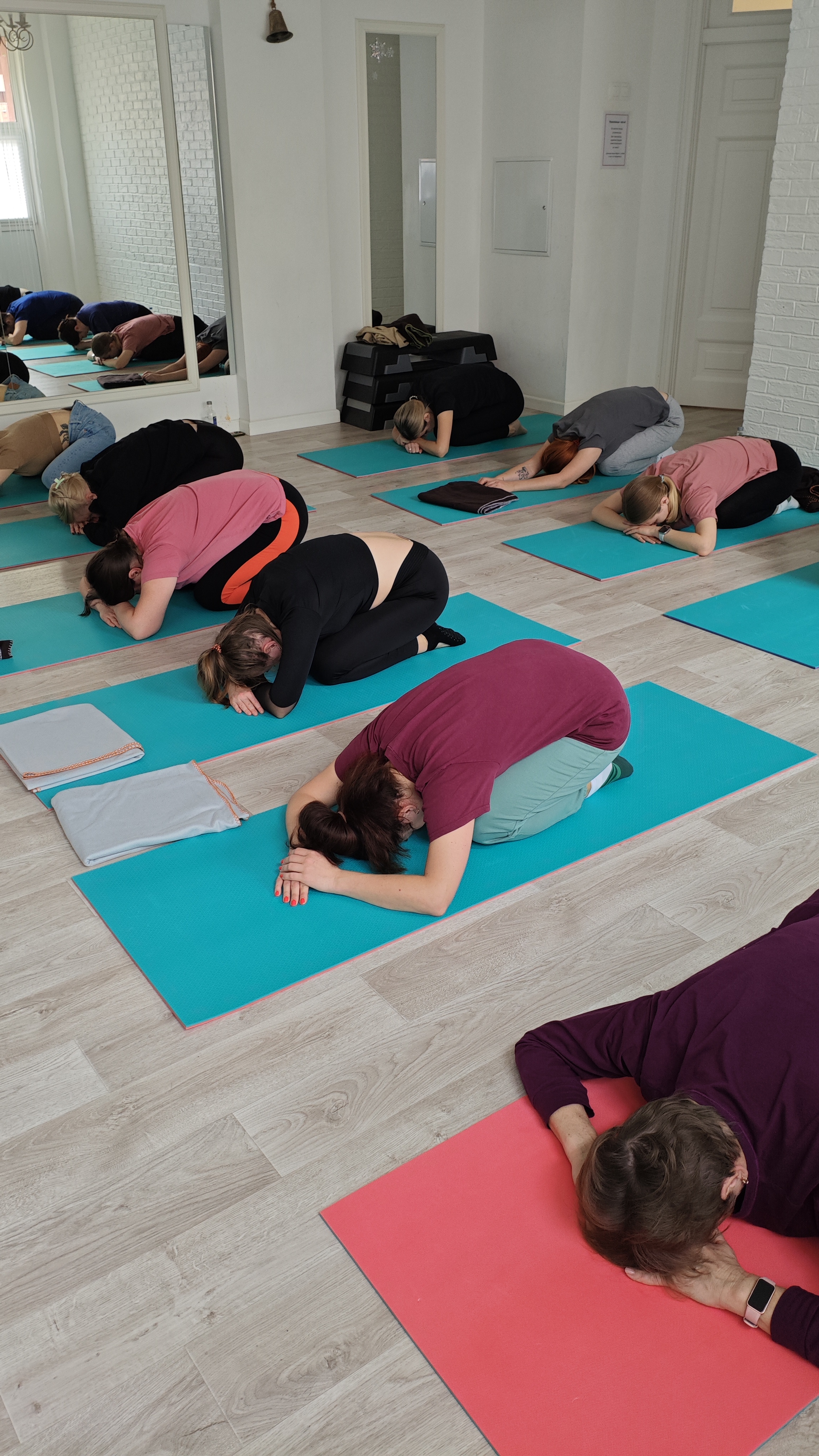 Мягкая практика йоги для любого возраста и уровня подготовки  meeting main image