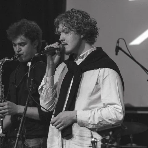 User Артём  avatar