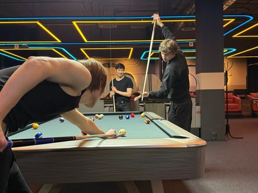 Совместная игра в бильярд meeting main image