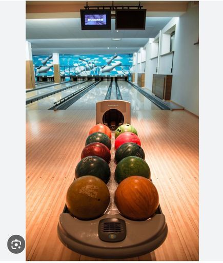 Игра в боулинг среди любителей meeting main image