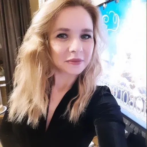 User Юлия  avatar