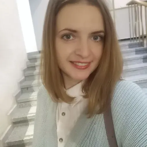 User Юлия  avatar
