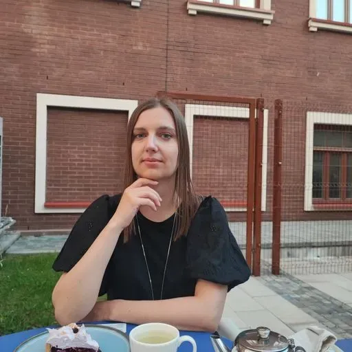 User Юлия  avatar