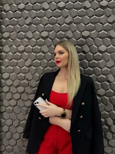 User Юлия  avatar