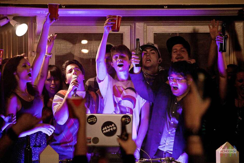 Пить алкоголь и всю ночь шляться по городу meeting main image