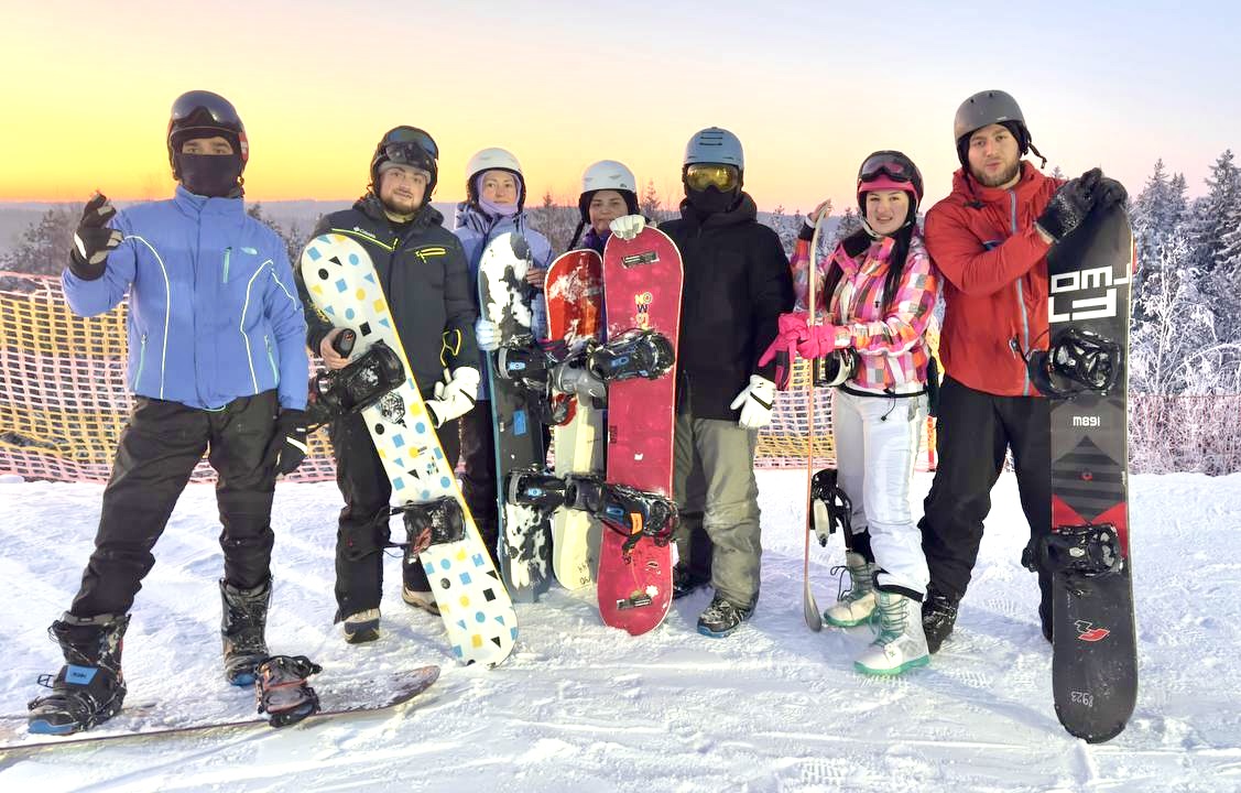 Катание на сноуборде или лыжах  meeting main image