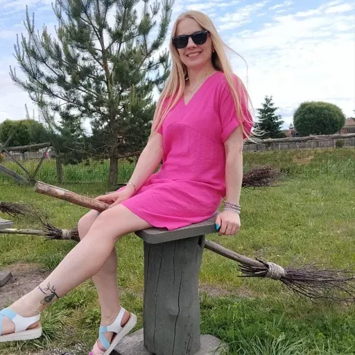 User Юлия  avatar