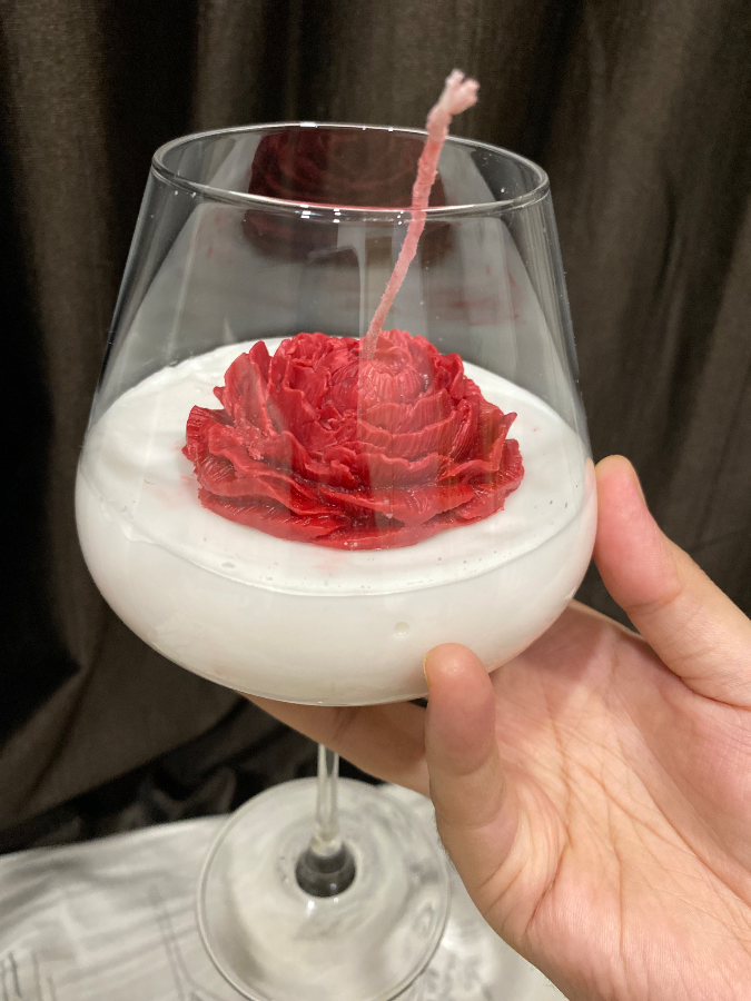 Rose candle in wine glass — image 3