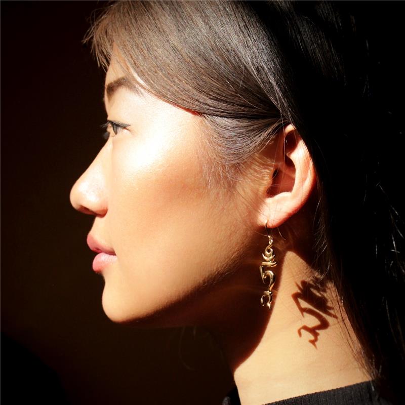Tam Syllable earrings 18k gold, 9.39g
