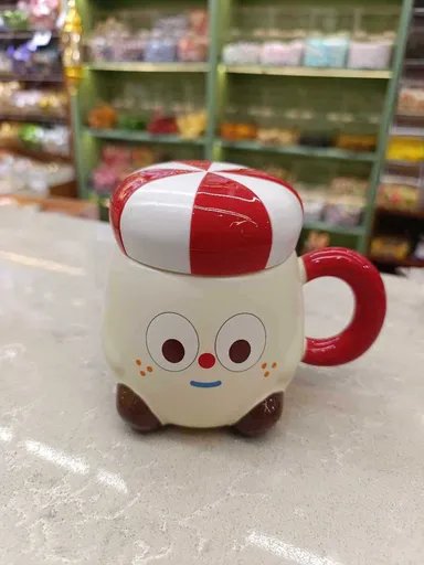 كوب بتصميم لطيف مع غطاء