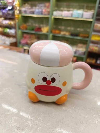 كوب بتصميم لطيف مع غطاء