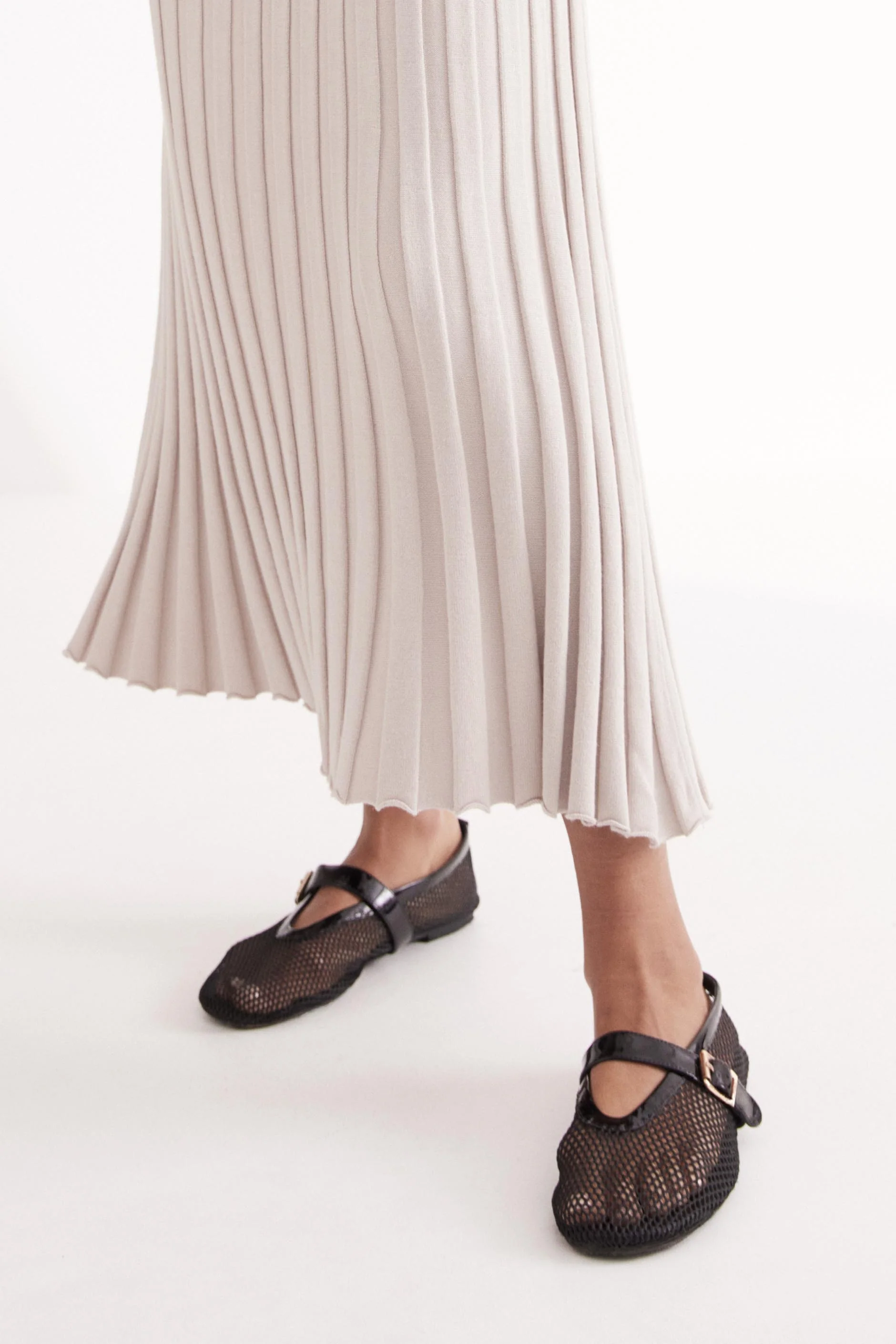 pleated-white-long-skirt-and-black-mesh-ballet-flat