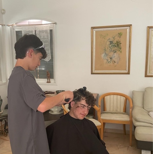 הפרופיל של המספרה של יונתי בטירת צבי