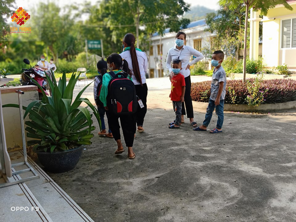 Nhóm Tiên phong Bắc Kạn hỗ trợ đồ dùng học tập cho các em học sinh dân tộc thiểu số