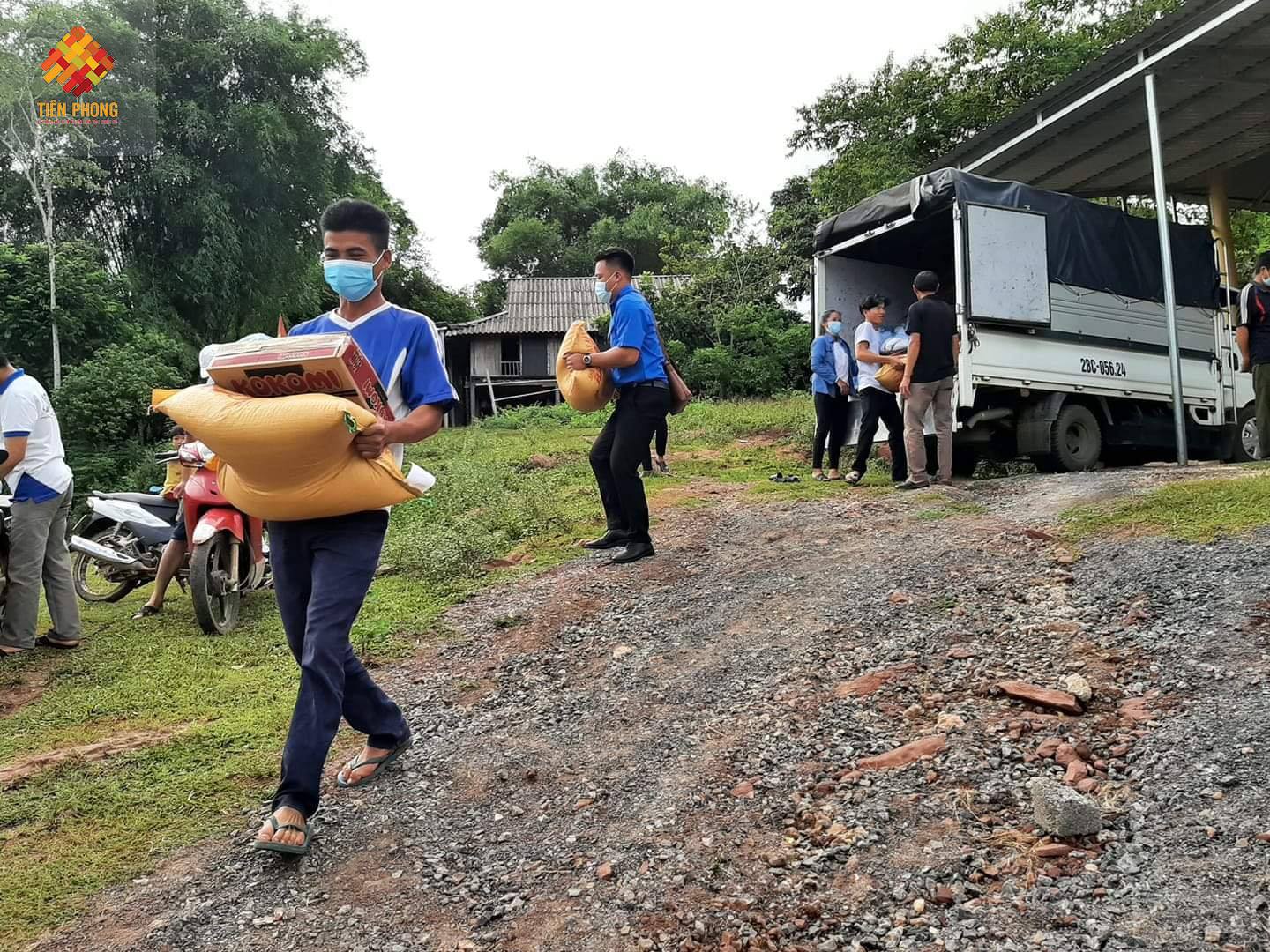 Nhóm Tiên phong Hòa Bình trao quà cho bà con gặp khó khăn trong mùa Covid