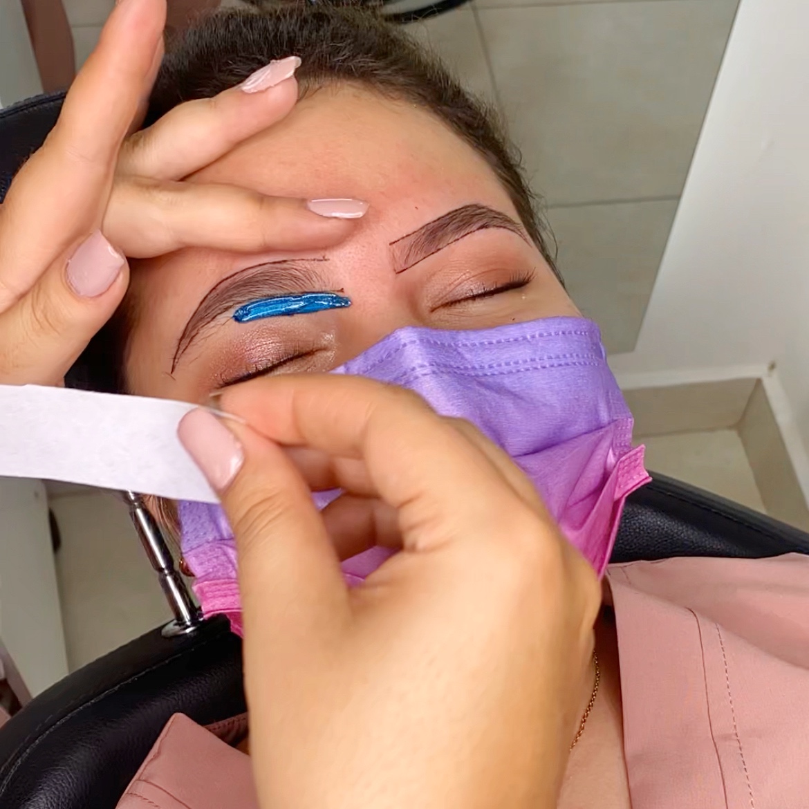 Diseño y Pigmentación de Cejas