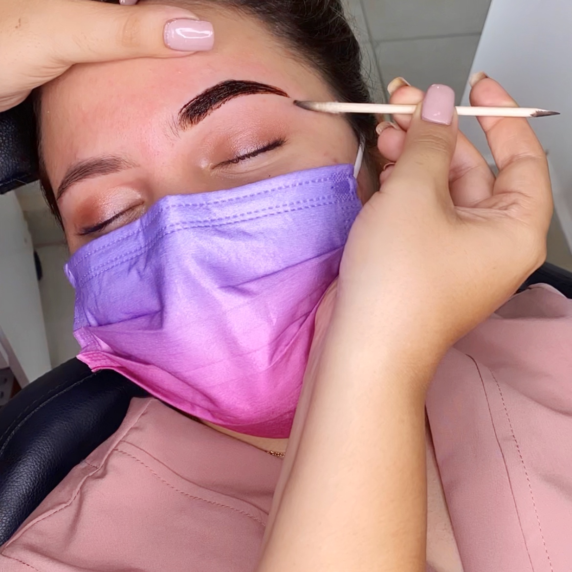 Diseño y Pigmentación de Cejas