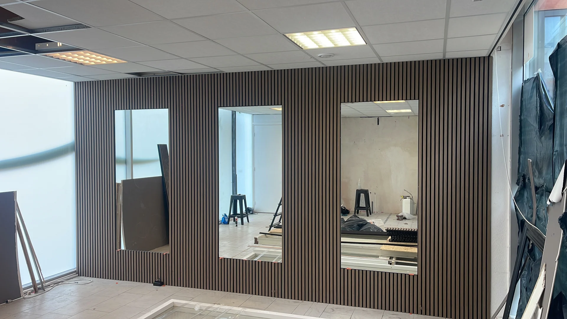 Wand bekleding met op maat spiegels - Foto 1