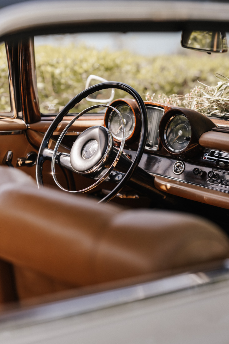 Innenraum eines Oldtimers mit Lenkrad und Armaturenbrett