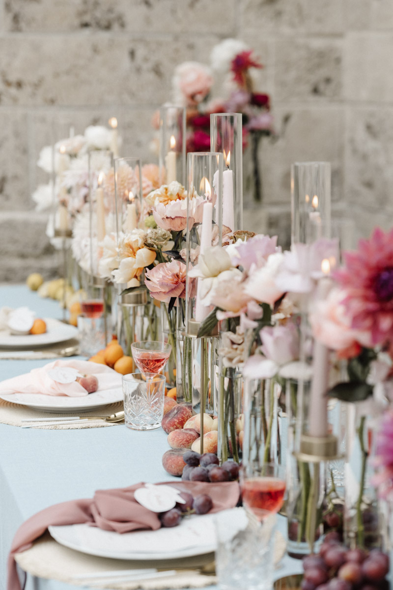 Romantisch dekorierte Hochzeitstafel mit üppigen Blumenarrangements und Kerzenlicht