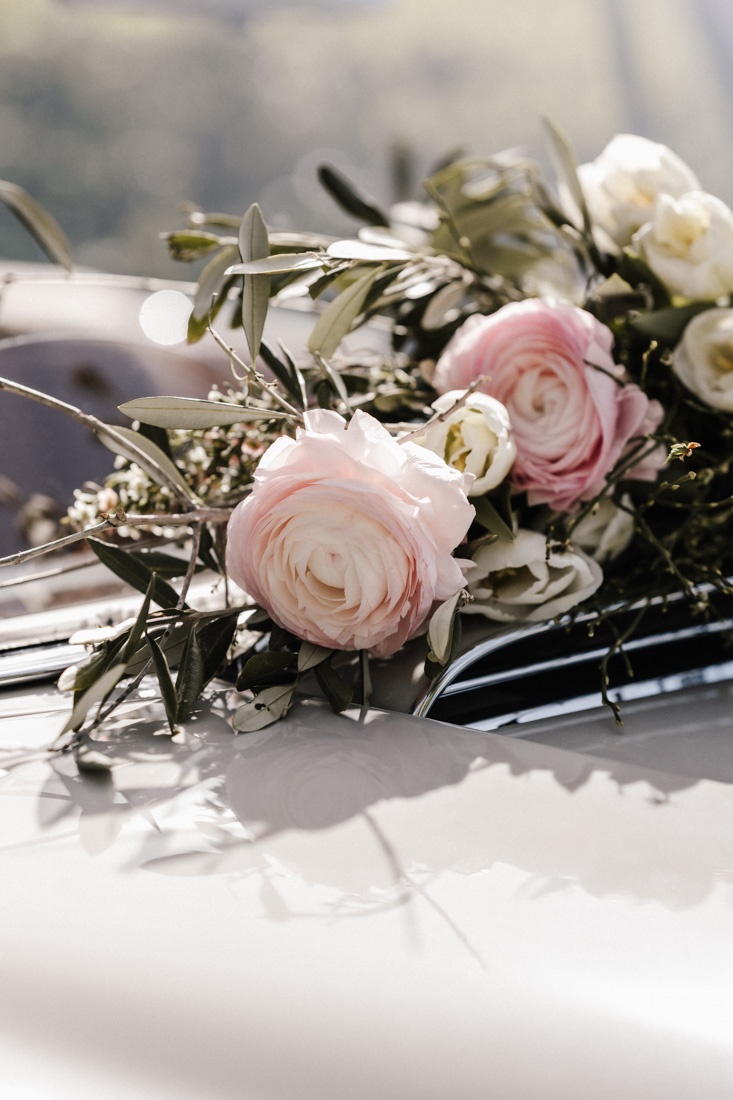 Blumenstrauss mit rosa und weissen Rosen auf glänzendem Untergrund