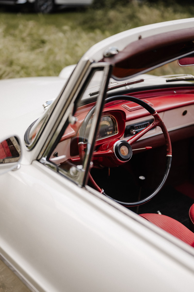 Klassischer Vintage-Hochzeitswagen mit elegantem rotem Lederinterieur und Details