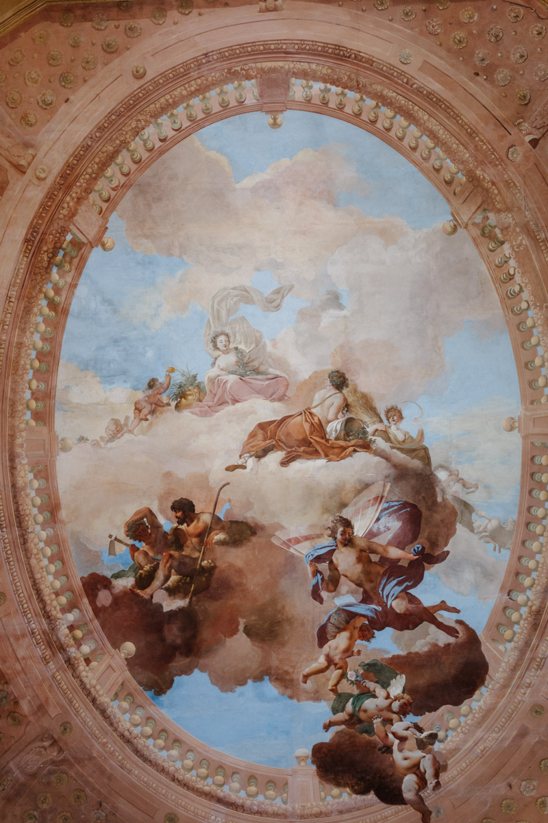 Kunstvolles barockes Deckenfresko mit historischen Malereien in exklusiver Hochzeitslocation