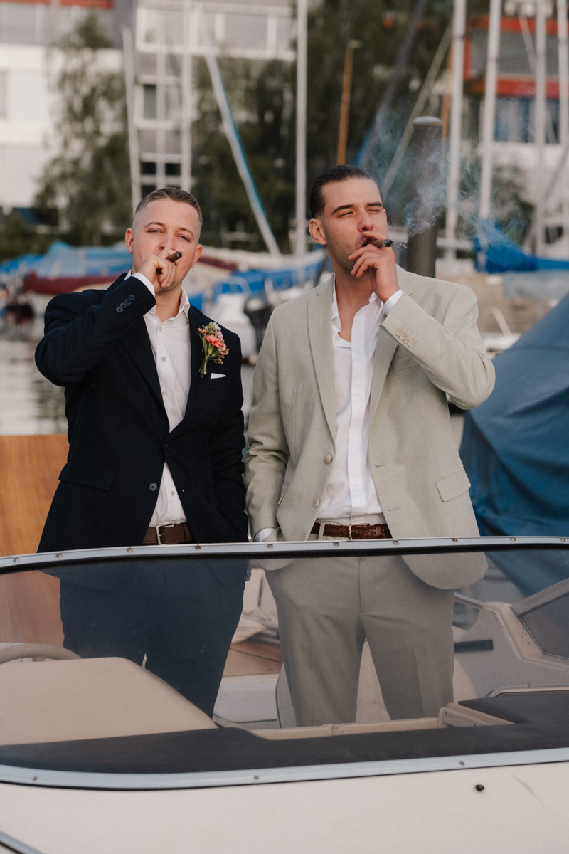 braeutigam mit freund auf boot bei hochzeit