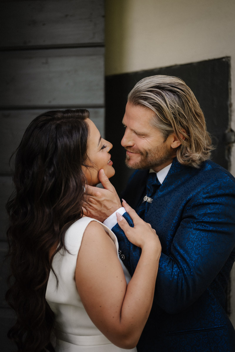 Braut und Bräutigam teilen intimen Moment mit liebevollem Lächeln bei Hochzeit