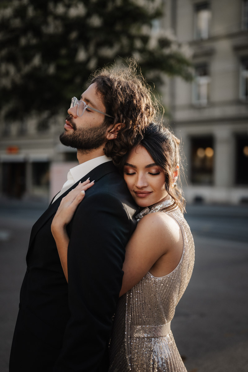 modernes paar bei eleganter hochzeit