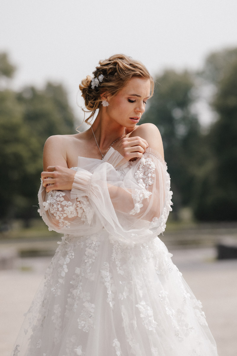 natuerliche braut im spitzenhochzeitskleid