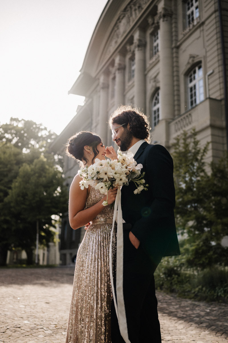 Romantisches Hochzeitsporträt von Braut und Bräutigam bei goldenem Sonnenuntergang