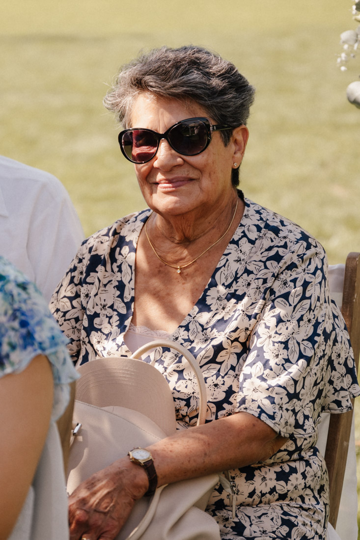 Ältere Frau mit Sonnenbrille und Blumenmusterkleid im Freien