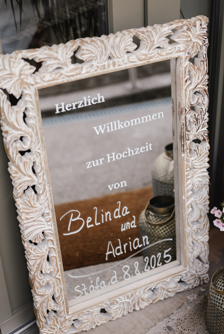 Spiegel mit geschnitztem Rahmen und Text Belinda und Adrian Stäfa 882025