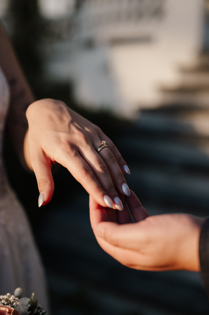 Hand mit Ring wird von einer anderen Hand gehalten
