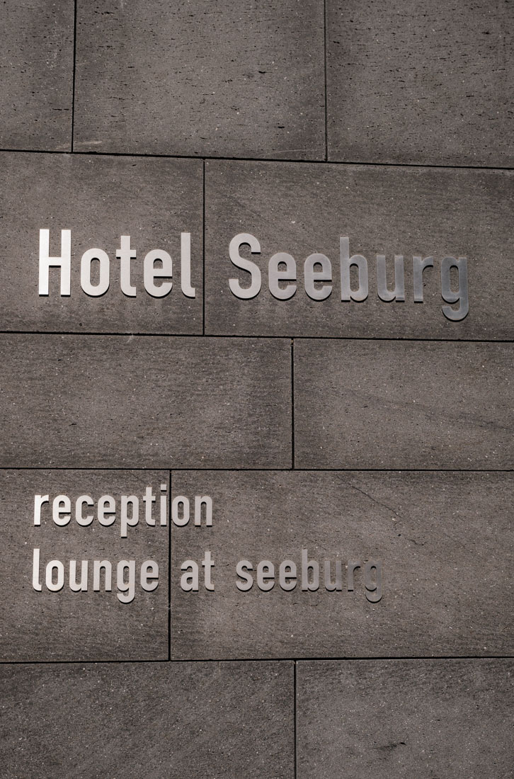 Hotel Seeburg Schriftzug an grauer Wand mit "Reception Lounge" Schrift