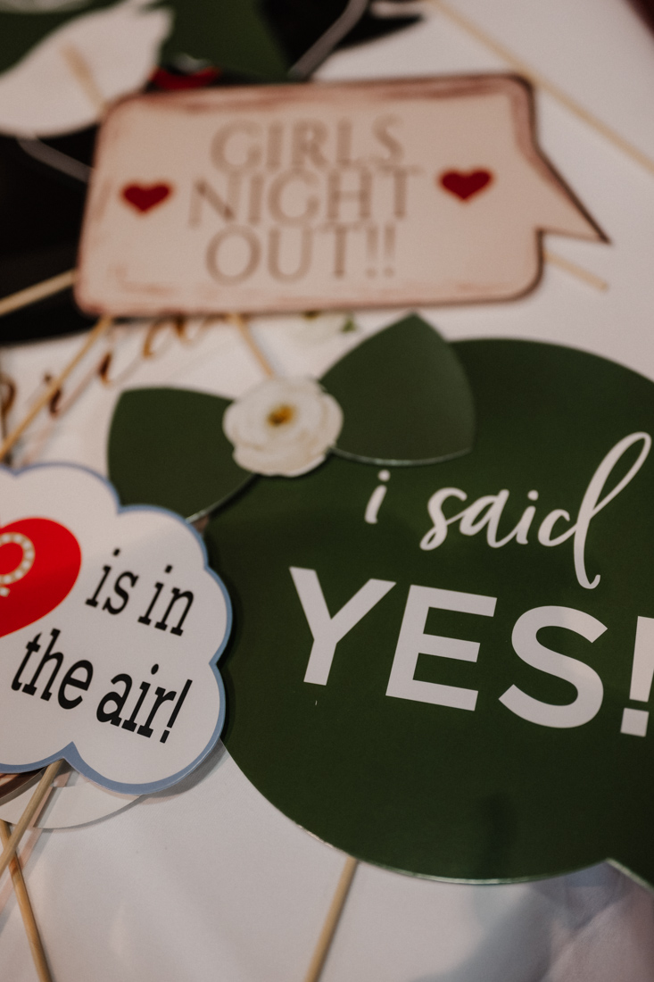 Party Requisiten mit "Girls Night Out" und "I Said Yes" Schriftzügen
