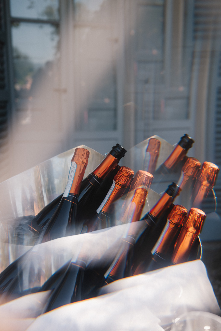 Champagnerflaschen in einem Kuehler mit Eis und hellem Hintergrund