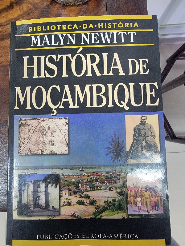 Capa de História de Moçambique