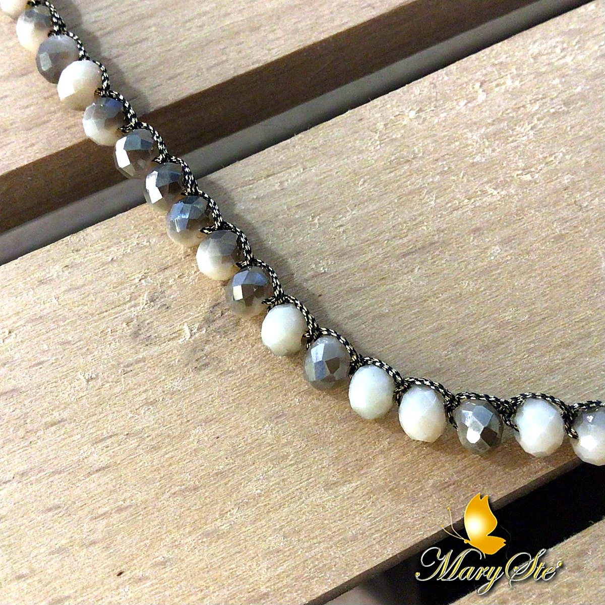 BRACCIALE IN FILO DI SETA CON CRISTALLINI