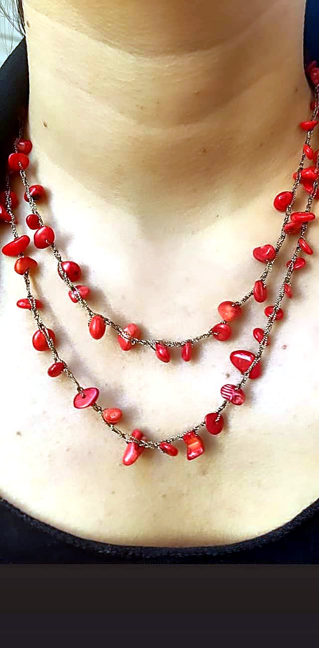 COLLANA CON FILO DI SETA E PASTA DI CORALLO