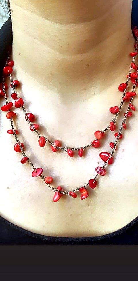 COLLANA CON FILO DI SETA E PASTA DI CORALLO